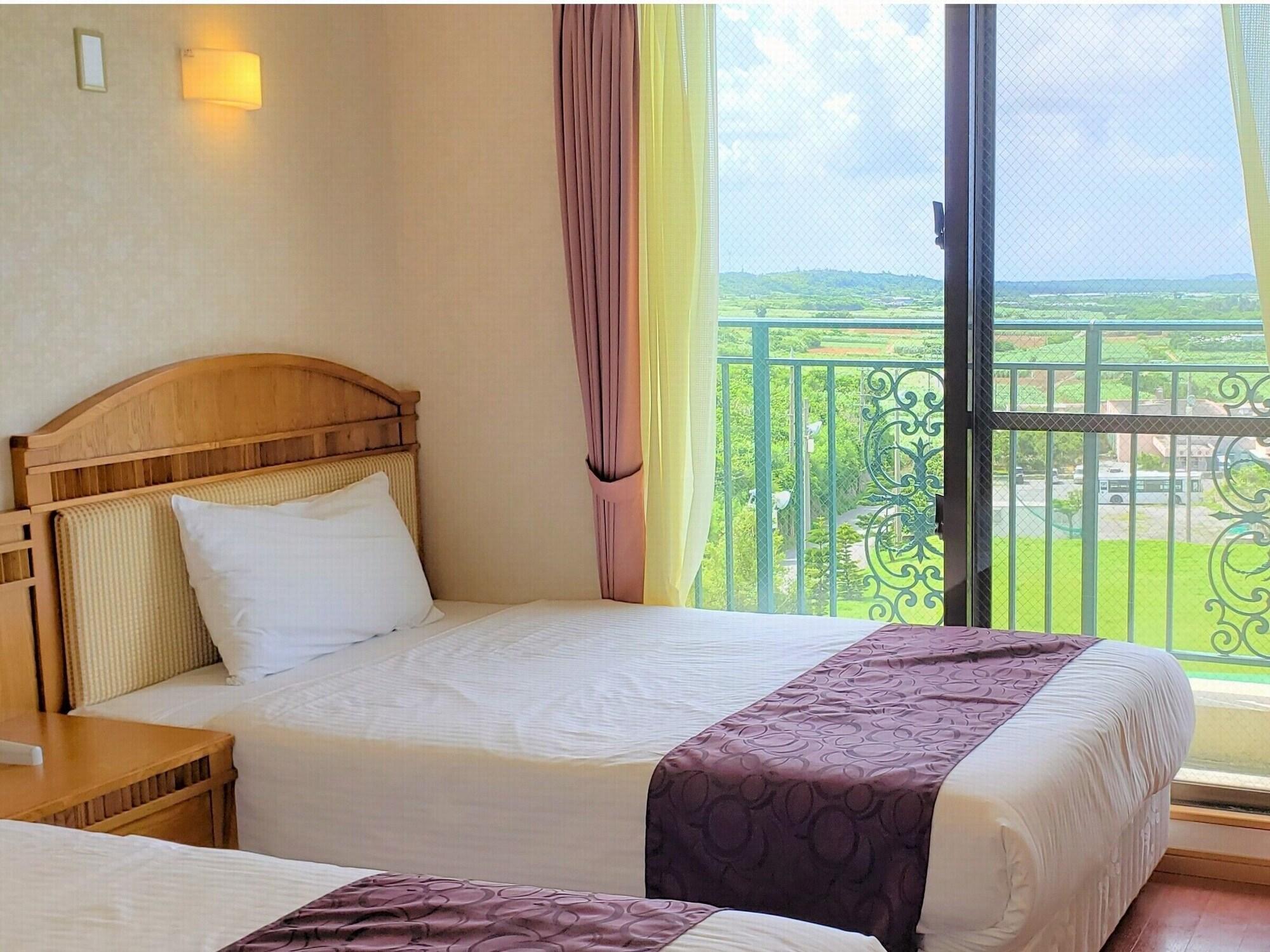 Hotel Castlevillage Miyakojima Buitenkant foto