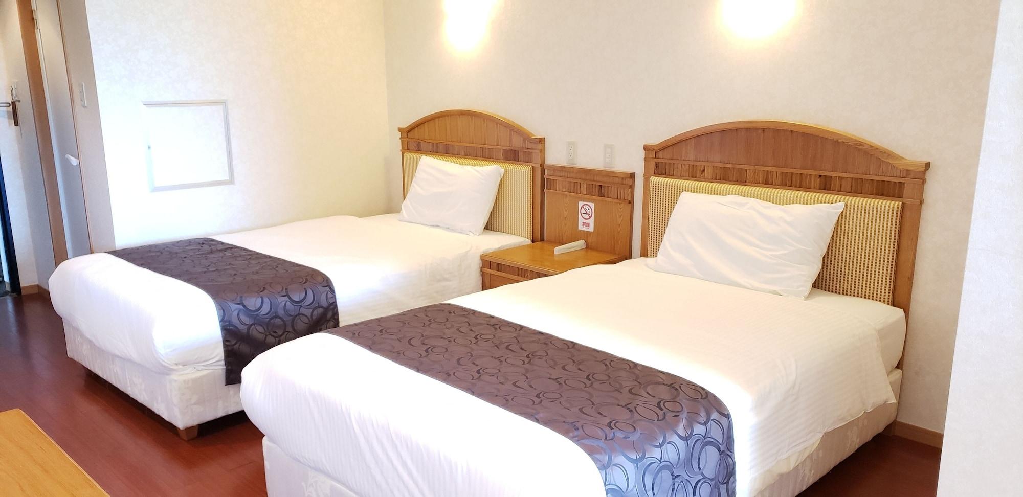 Hotel Castlevillage Miyakojima Buitenkant foto