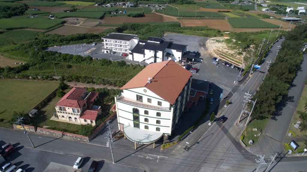 Hotel Castlevillage Miyakojima Buitenkant foto