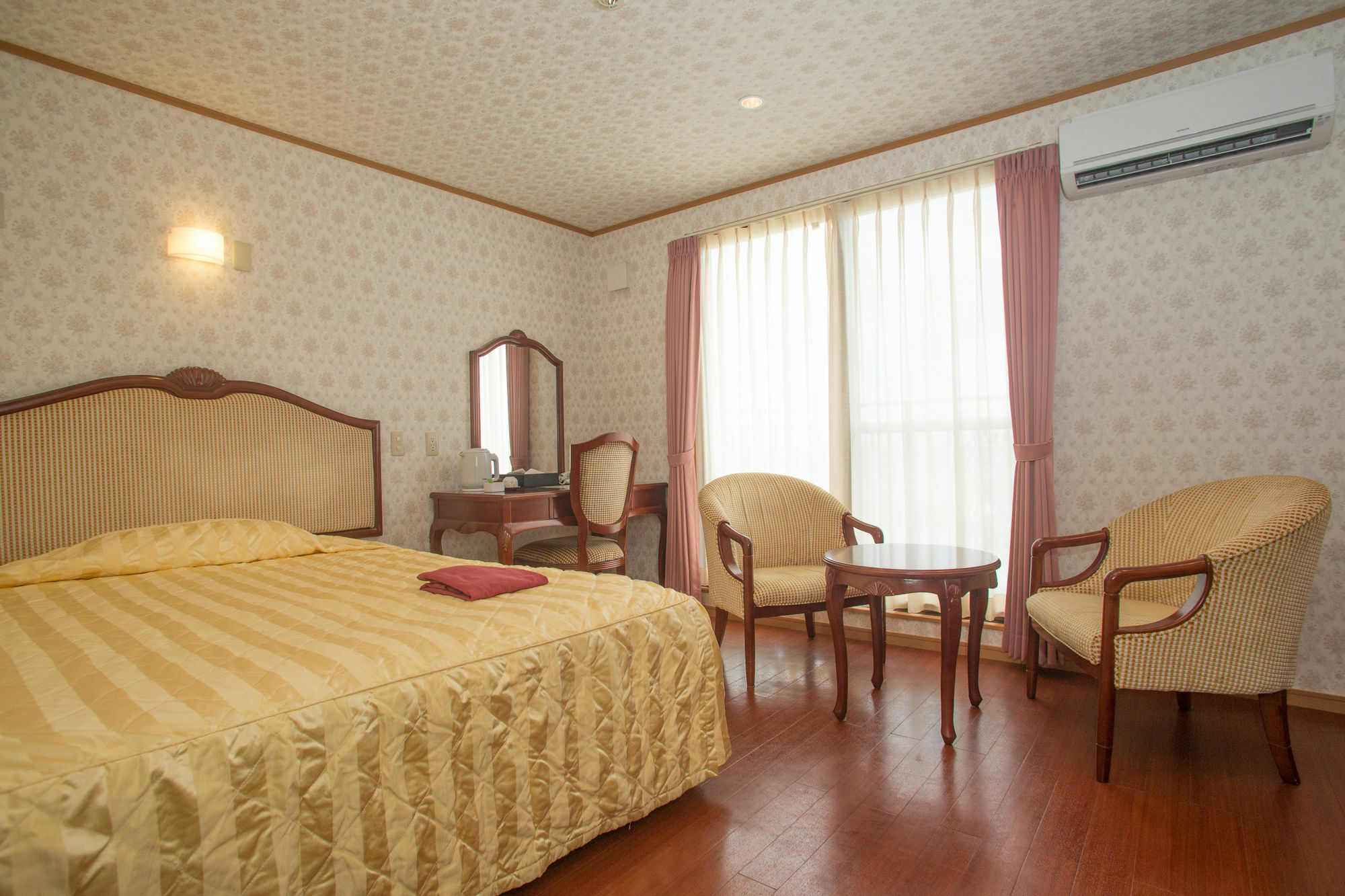 Hotel Castlevillage Miyakojima Buitenkant foto